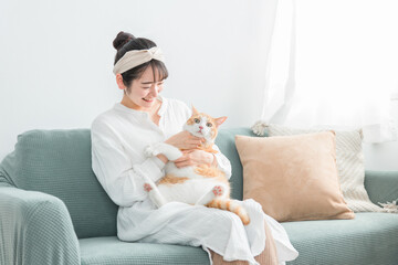 家で猫と遊ぶ日本人女性（嫌がる・抱っこ嫌い）
