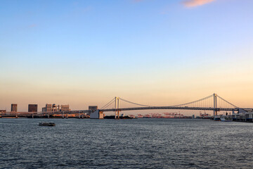 Fototapeta na wymiar 夕方の東京湾とレインボーブリッジ