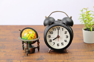 目覚まし時計と地球儀　時差　イメージ