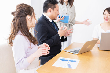 赤ちゃんを連れてオフィスで働く女性