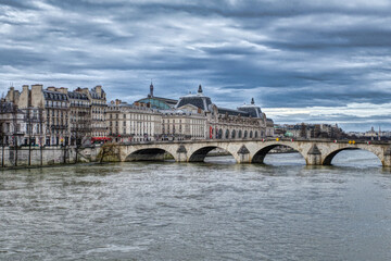 Fototapeta na wymiar パリのセーヌ川河岸