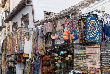 Calle con mercado y bazar de productos moriscos y nazarís en la ciudad de Granada, España