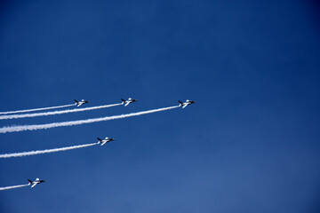 Japanese aerobatics that pull clouds