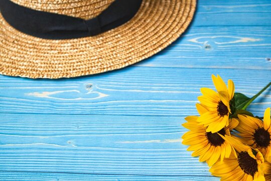 麦わら帽子とひまわり、夏のライフスタイルイメージ