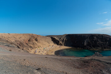 Playa de Papagayo en Lanzarote, Islas Canarias. Desierto con una cala de agua trasparente en una isla volcánica de España
