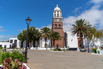 Fototapeta na wymiar Plaza de Teguise con la iglesia de fondo en Lanzarote, Islas Canarias. Turismo por la isla de España. parque de canarias sin gente. 