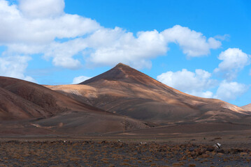 Vista panorámica del Parque Nacional de Timanfaya, un paisaje volcánico y desértico con una gran...