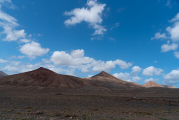 Vista panorámica del Parque Nacional de Timanfaya, un paisaje volcánico y desértico con grandes...