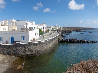 Vista panorámica de la arquitectura tradicional de pequeñas casa blancas con ventanas de madera...