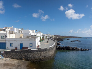 Vista panorámica de la arquitectura tradicional de pequeñas casa blancas con ventanas de madera...