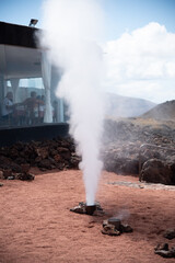 Géiser artificial provocado al echar agua en la profundidad de la tierra volcánica de Lanzarote,...