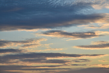 Obraz premium Evening sunset beautifully colored clouds in the evening.