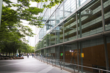 ガラス張りのホール