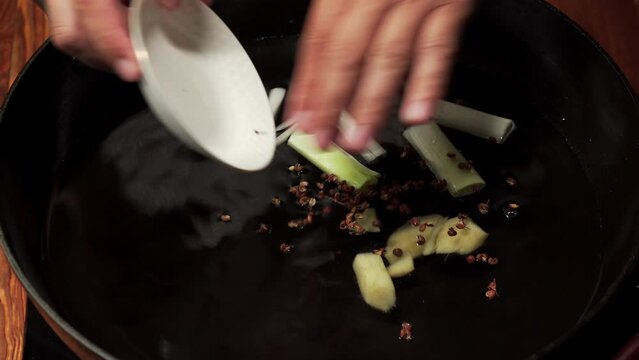 The production process of Chinese traditional dish garlic white meat