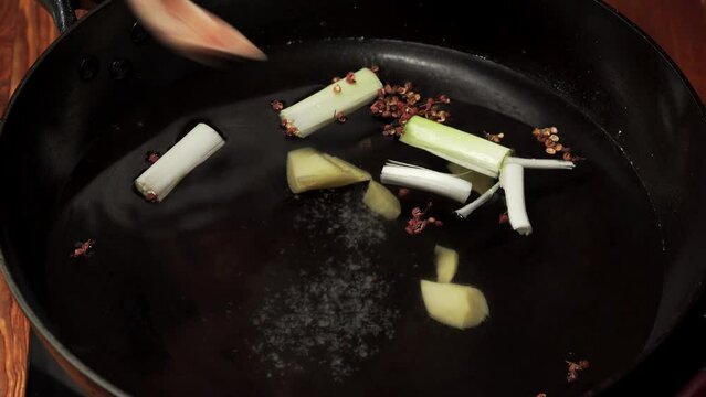 The production process of Chinese traditional dish garlic white meat