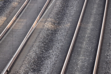 geleis schweizer eisenbahn kurve schotter fahrleitung bahnschwellen