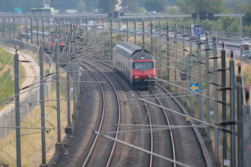 zweispurige eisenbahn autobahn öffentlicher verkehr arbeitsweg parallel industrie wirtschaft...