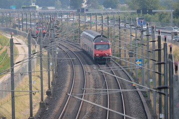 zweispurige eisenbahn autobahn öffentlicher verkehr arbeitsweg parallel industrie wirtschaft...
