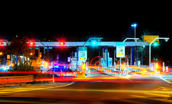 Posto di blocco al casello autostradale. polizia stradale di notte. entrata autostrada