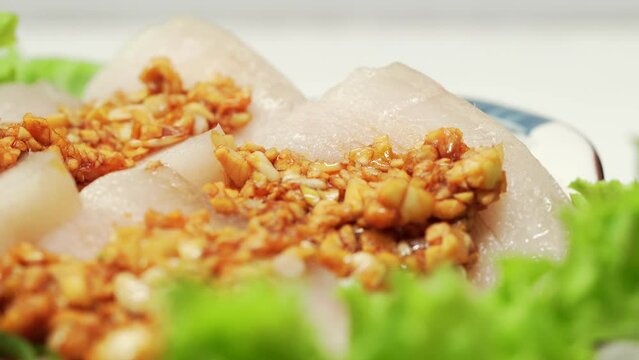 The production process of Chinese traditional dish garlic white meat