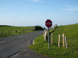 Carretera de monta&ntilde;a. Cruce con se&ntilde;al de Stop.