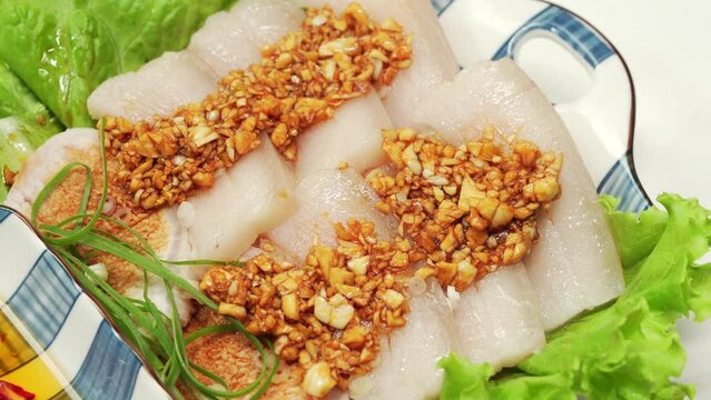 The production process of Chinese traditional dish garlic white meat
