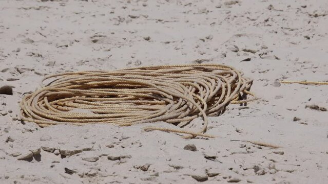 corde qui se d&eacute;roule dans le sable