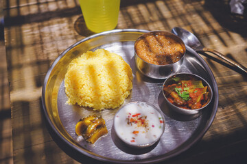 飲食店舗オープンテラスで本格的スパイシーなインドカレーのターリー ミールス