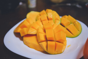 日本沖縄県の離島宮古島特産のカットマンゴー 糖度が高いキーツマンゴー