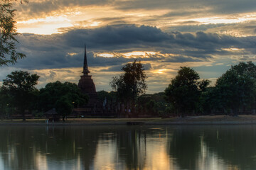 Fototapeta na wymiar Sukhothai Sonnenuntergang