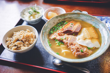 美味しい宮古そば ソーキソバとじゅーしぃのランチセット 沖縄県の離島 宮古島の食堂