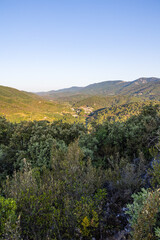 Fototapeta na wymiar Vue au lever du soleil sur le village médiéval d'Olargues et les montagnes alentours du Parc naturel régional du Haut-Languedoc