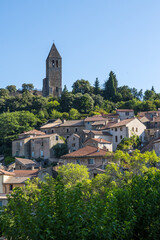 Vue ensoleillée sur le village médiéval d'Olargues dans le Parc naturel régional du Haut-Languedoc