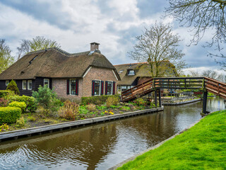 Fototapeta na wymiar Dutch house on canal side in the charming village of Giethoorn, Netherlands