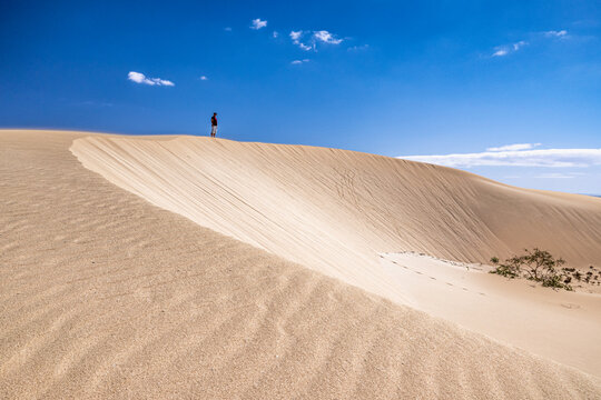 Mann auf einer Düne bei Corralejo, Fuerteventura