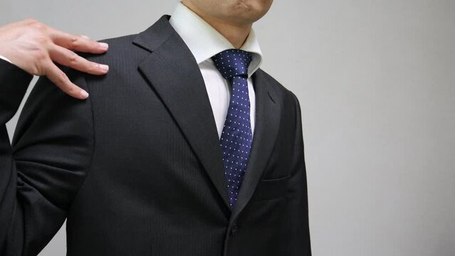 手話で分かりませんの動作をするビジネスマン