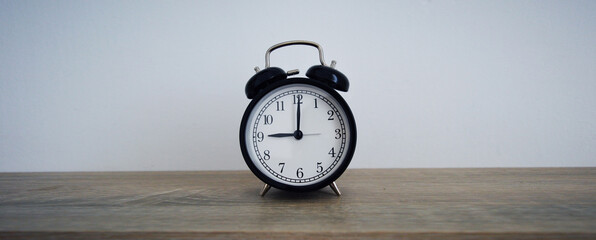 Analog alarm clock pointing at hours, minutes, seconds to display time - Photo of digital timer for website, deadline, illustration, banner, meeting - 9 am 9 pm 9am 9pm 21h 21