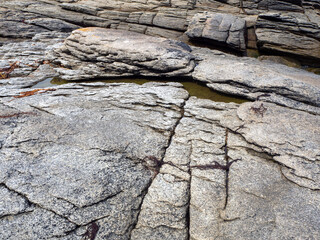 Gros plan sur un bloc de granit sur le littoral de l'Île d'Yeu, Vendée, Pays de la Loire, France