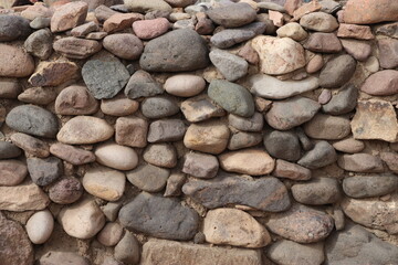 Muro de piedras y barro