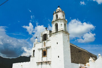 Iglesia blanca con cielo azul y nubes