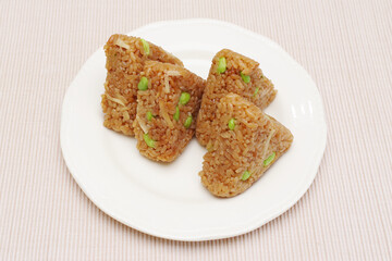 鰻のタレで炊いた炊き込みご飯のオニギリ