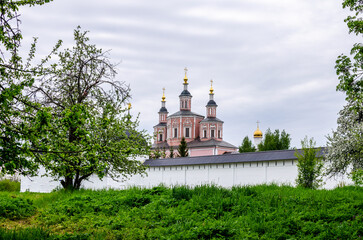 Fototapeta na wymiar Gate Church of the Presentation of the Lord in the Bryansk Svensky Holy Dormition Monastery. View in spring in May.