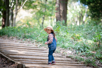 森の階段を上る少女