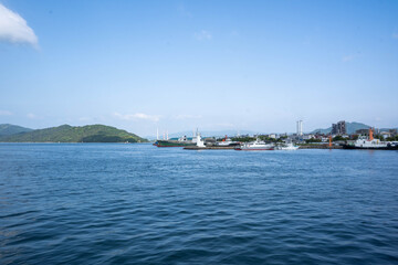 Fototapeta premium 徳山港から旧新南陽市方面のコンビナートを臨む