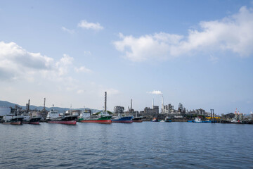 Fototapeta na wymiar 徳山港から臨む石油化学コンビナート