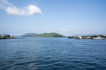 徳山港か大津島周辺の島を臨む