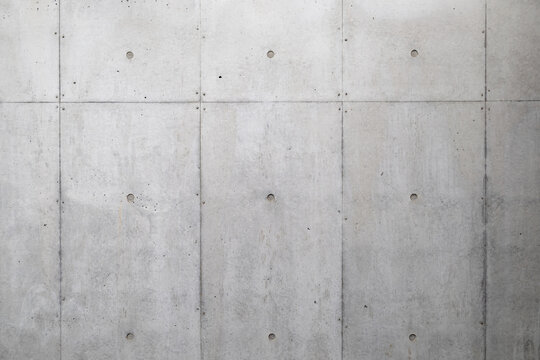 【背景素材】溝のあるPコン穴あり・打ちっぱなしの明るいコンクリートの壁（千葉県）