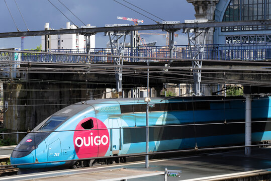 Train SNCF Ouigo en gare de Bordeaux Saint-Jean, France