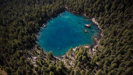 Gebirgssee in der Schweiz von Oben