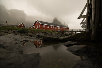 Lofoten gespiegeltes rotes Haus